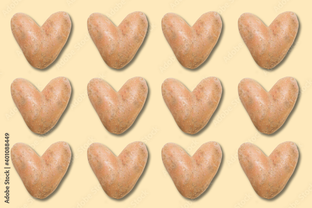Obraz premium many natural heart-shaped potato