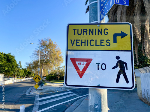 Slika na platnu turning vehicles yield to pedestrian sign