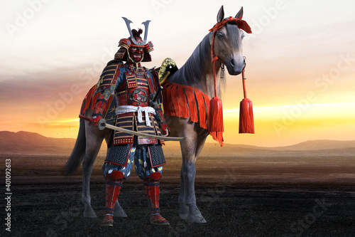 赤い朝焼けを背景に出陣する赤い鬼の面をつけて赤い甲冑を着た日本刀を持つ武士と飾りのついた馬