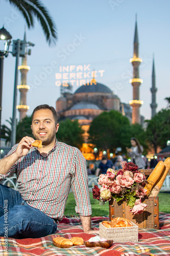 Canvas Print Muslim man waiting for iftar in Sultanahmet Square