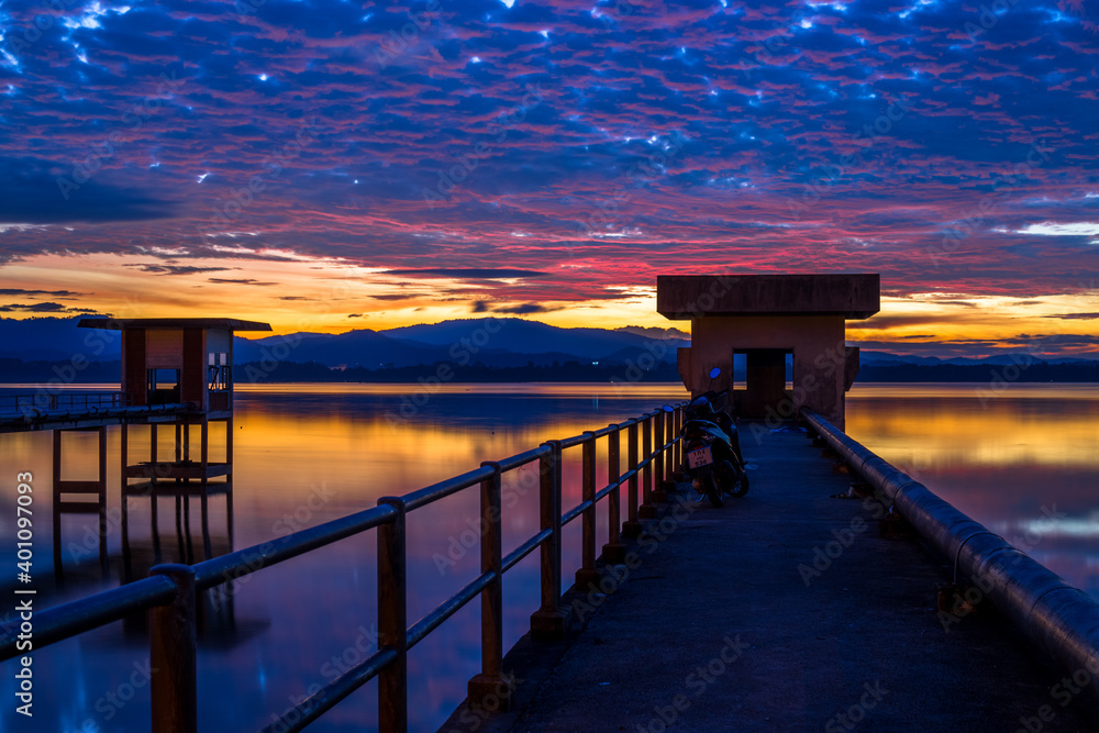 The background of the morning light, the wallpaper of the Twilight sky, the lake or the sea, is a natural beauty, seen between travel. The background of the morning light, the wallpaper of the Twilight sky, the lake or the sea, is a natural beauty, seen between travel.