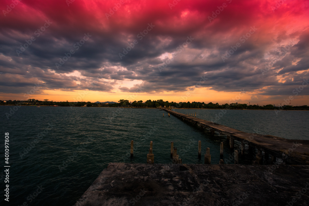 The background of the morning light, the wallpaper of the Twilight sky, the lake or the sea, is a natural beauty, seen between travel.