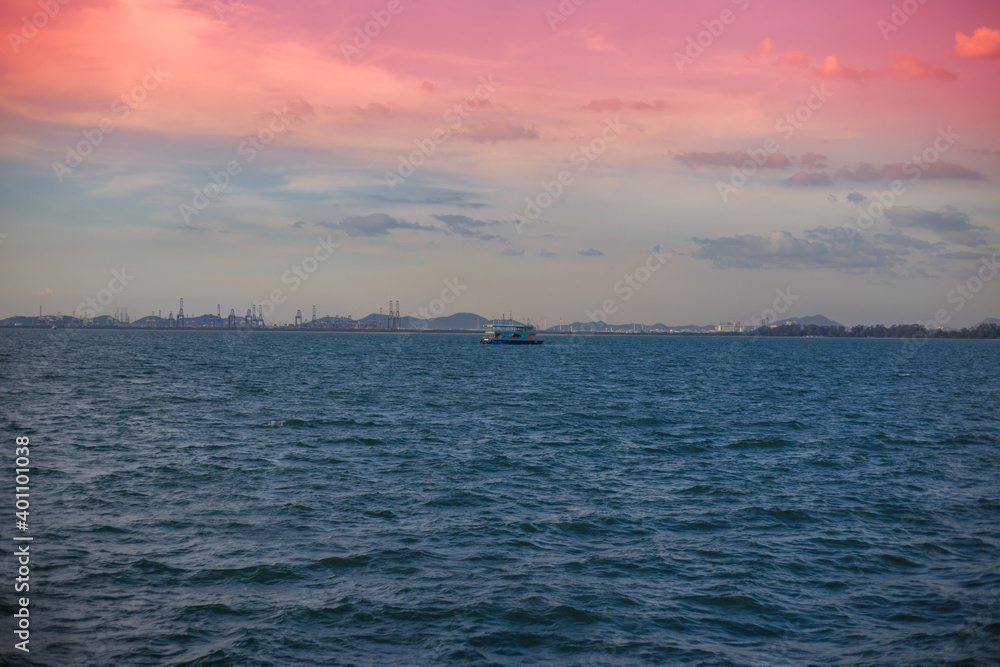 Obraz premium The background of the morning light, the wallpaper of the Twilight sky, the lake or the sea, is a natural beauty, seen between travel.