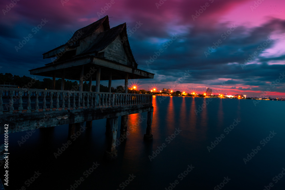 Obraz premium The background of the morning light, the wallpaper of the Twilight sky, the lake or the sea, is a natural beauty, seen between travel.