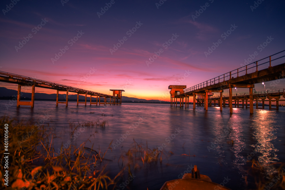 The background of the morning light, the wallpaper of the Twilight sky, the lake or the sea, is a natural beauty, seen between travel. The background of the morning light, the wallpaper of the Twilight sky, the lake or the sea, is a natural beauty, seen between travel.
