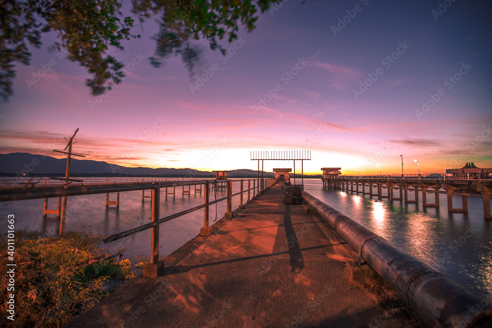 The background of the morning light, the wallpaper of the Twilight sky, the lake or the sea, is a natural beauty, seen between travel. The background of the morning light, the wallpaper of the Twilight sky, the lake or the sea, is a natural beauty, seen between travel.