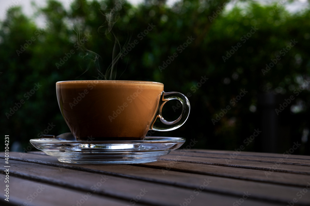 Obraz premium Hot coffee on the wooden table