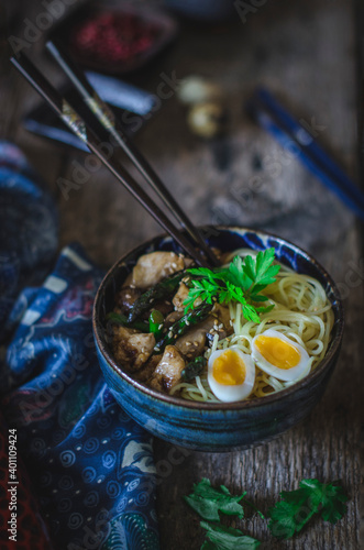 Noodles con pollo, espárragos y Portobellos photo