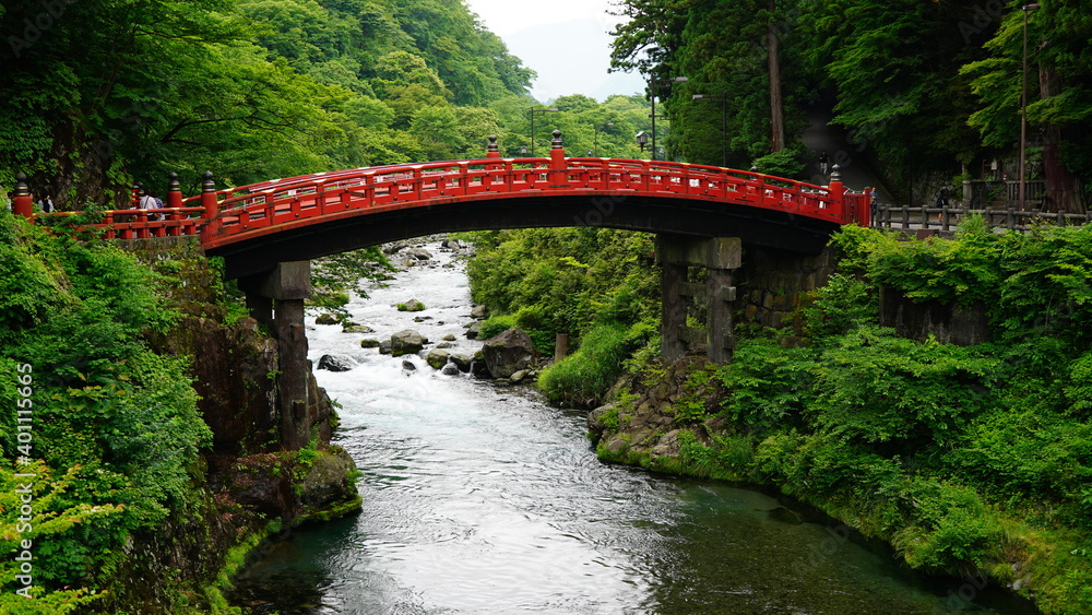 Puente rojo en Japón