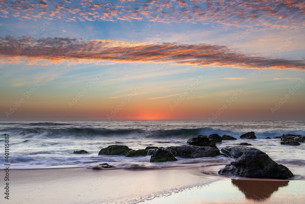 Obraz premium Beautiful sunrise with high cloud at the seaside