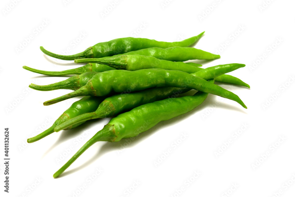 白背景の青唐辛子 コピースペースあり Green chili peppers (chile verde) on white background with copy space 白背景の青唐辛子 コピースペースあり Green chili peppers (chile verde) on white background with copy space