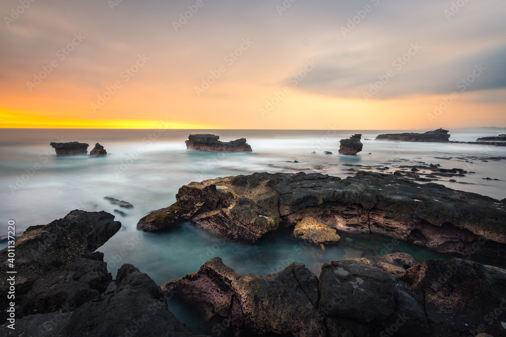 calm tranquil beach sunset cloudy sky minimalist peaceful meditative state of mind