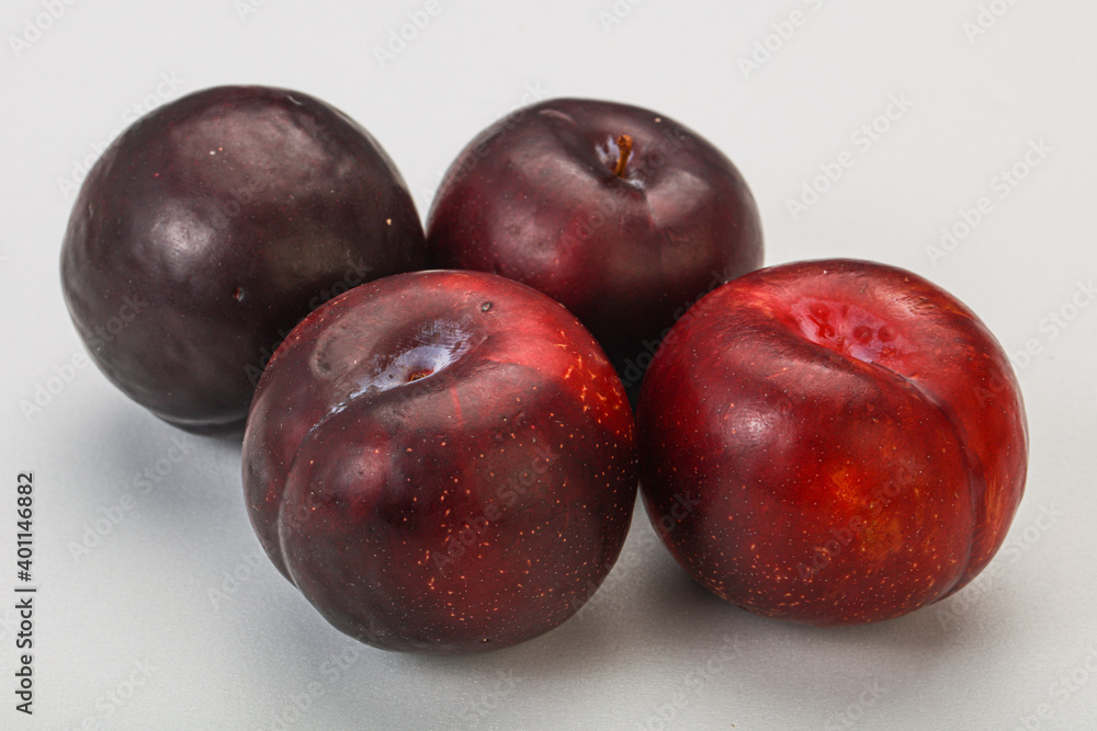 Fototapeta premium Ripe sweet plum fruit heap