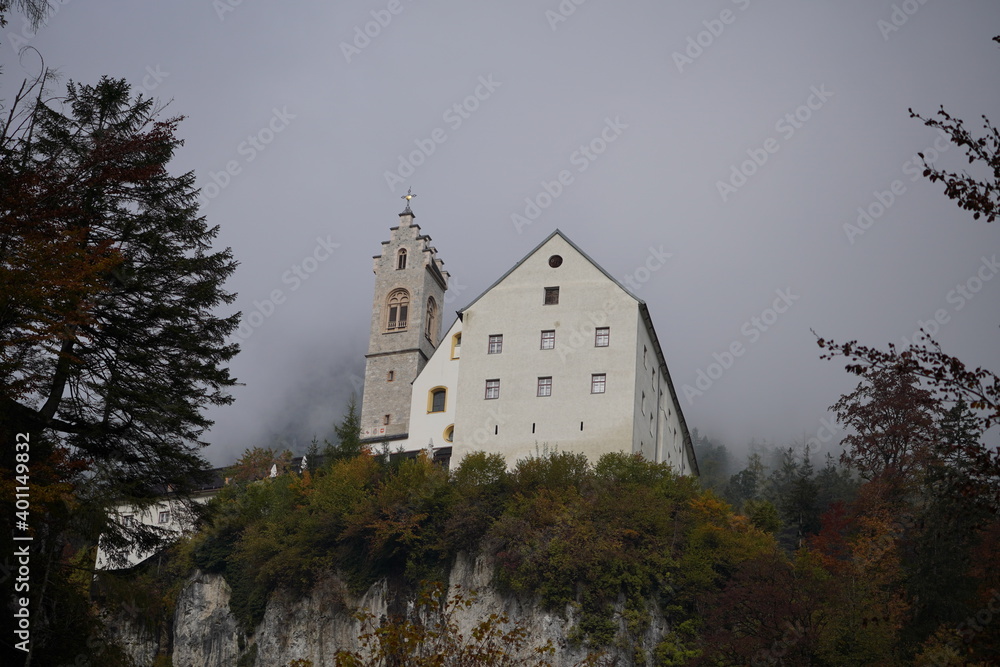 Fototapeta premium Spaziergang Wolfsklamm bei Stans: St. Georgenberg