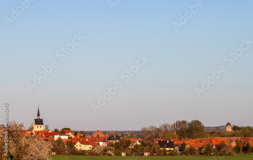 Kirschbl  te von bl  henden B  umen ges  umte Stra  e im Fr  hjahr