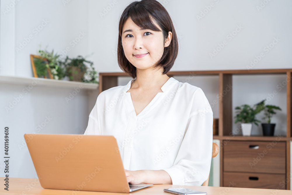 自宅で作業をする日本人 主婦 ポートレート 自宅で作業をする日本人 主婦 ポートレート