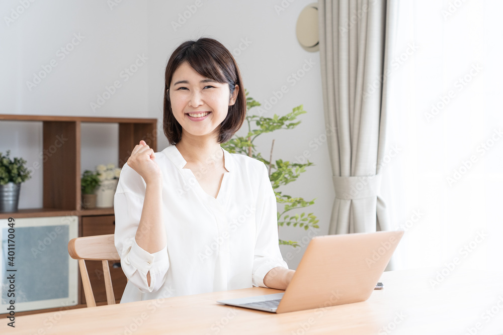 自宅で作業をする日本人　主婦　ポートレート