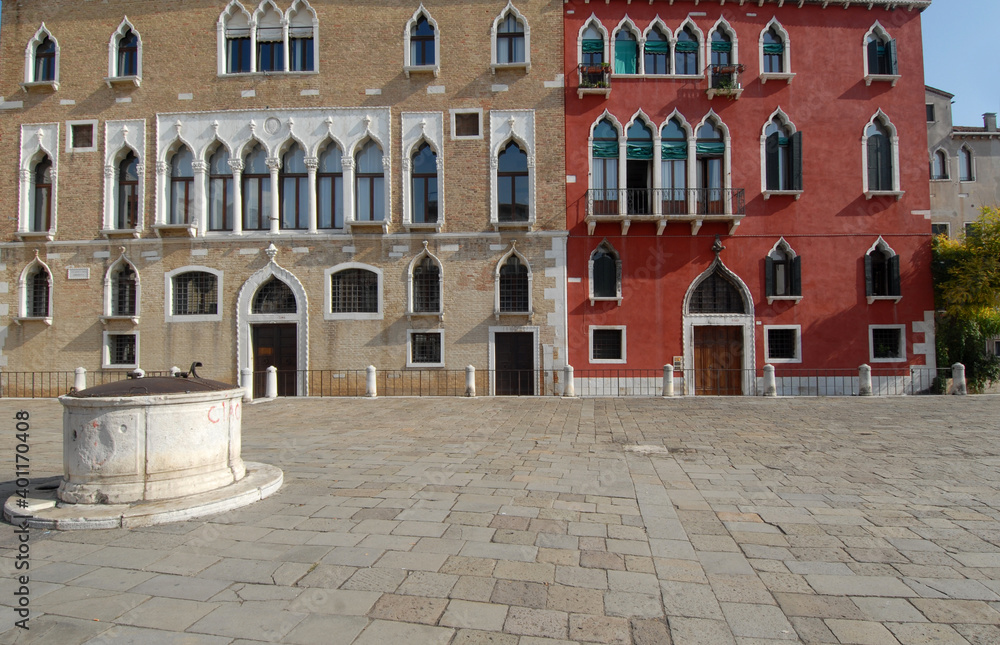 The canals of Venice are animated by gondolas, boats, ferries and are the setting for all the artistic and architectural beauties of this magical and unique city.
