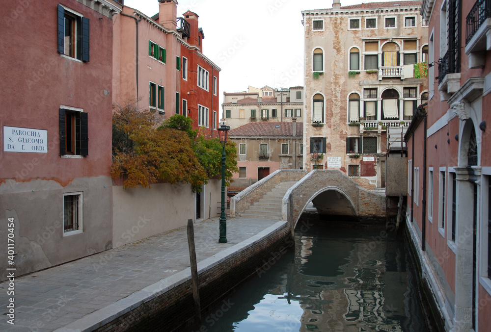 The canals of Venice are animated by gondolas, boats, ferries and are the setting for all the artistic and architectural beauties of this magical and unique city.