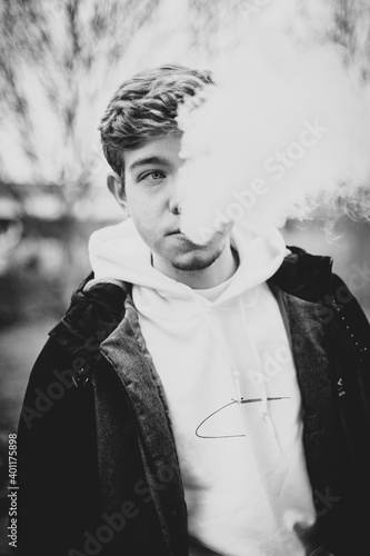 Junger Mann Vaped, E- Zigarette, Schwarz- Weiß
