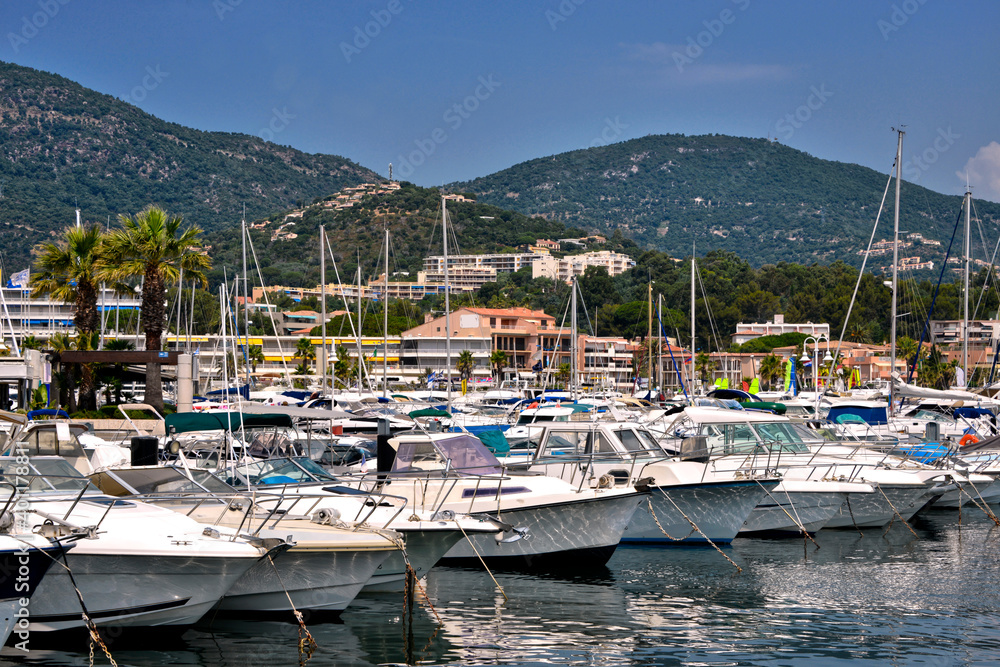 Obraz premium Motorboats in the port of Cavalaire-sur-Mer, commune in the Var department in the Provence-Alpes-Côte d'Azur region in southeastern France.