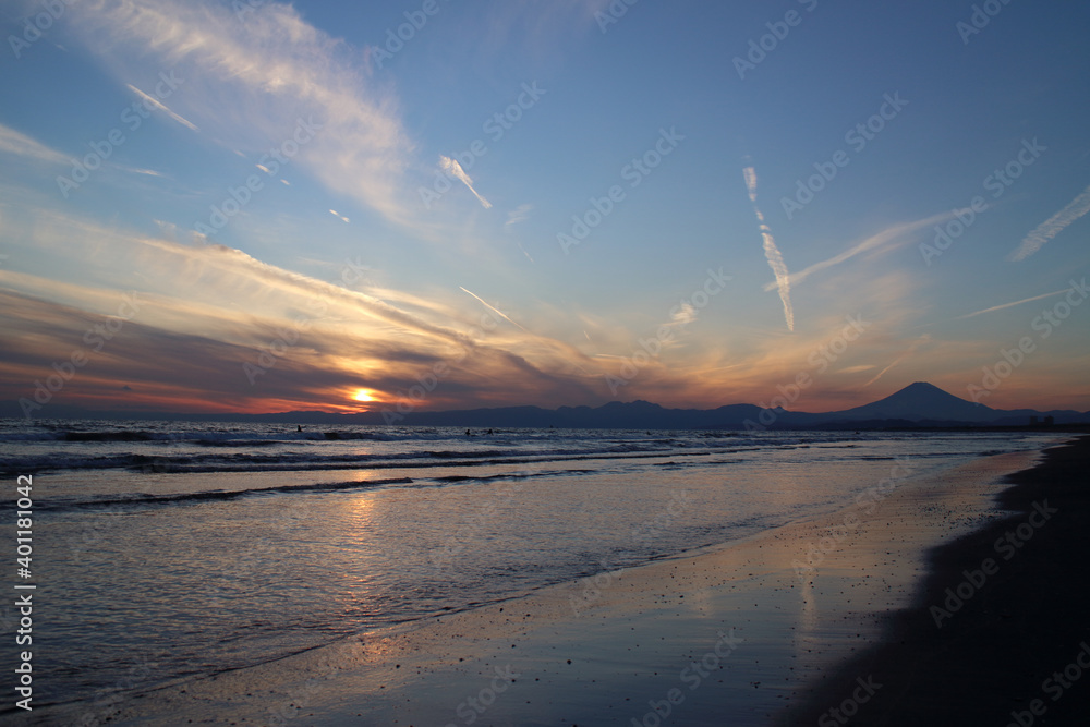 夕日 海岸 富士山 砂浜 背景 Stock Photo Adobe Stock