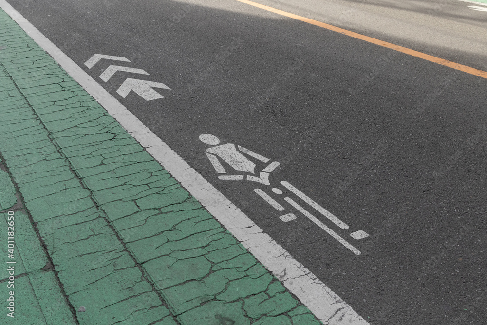 Fototapeta premium 路側帯と自転車通行帯