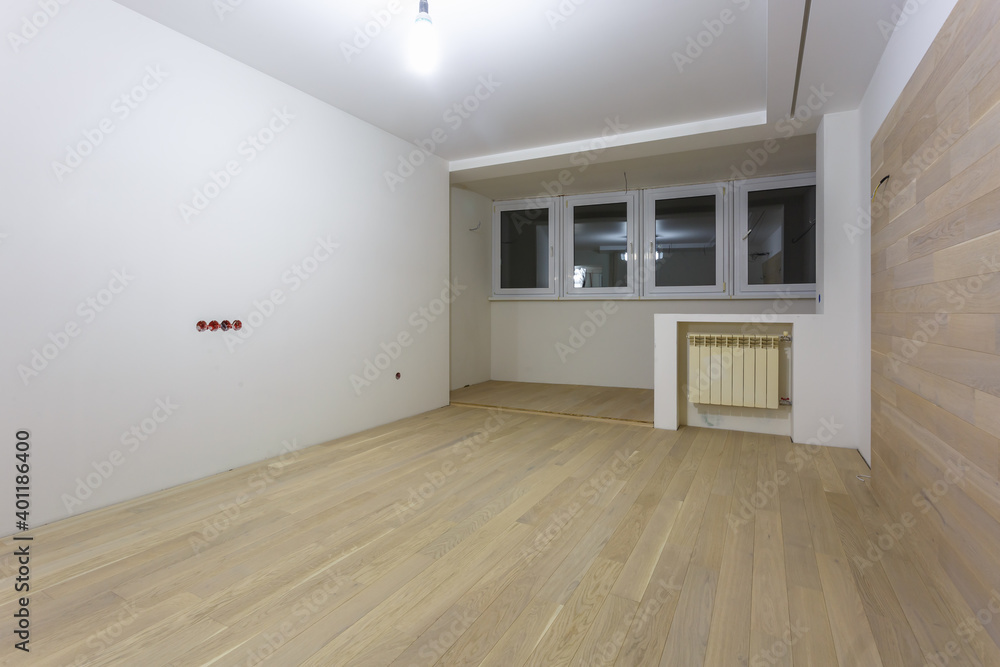 Obraz premium Empty unfurnished room with minimal preparatory repairs. interior with white walls