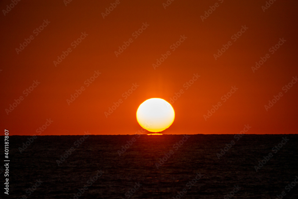 礼文島　カランナイ岬の日本海に沈むサンセットでのダルマ夕陽