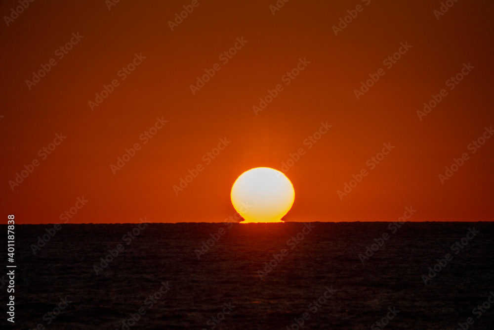 礼文島　カランナイ岬の日本海に沈むサンセットでのダルマ夕陽