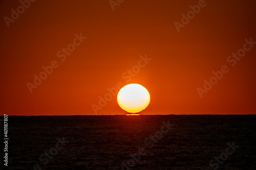Fototapeta Naklejka Na Ścianę i Meble -  礼文島　カランナイ岬の日本海に沈むサンセットでのダルマ夕陽
