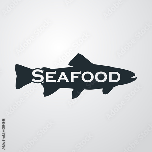 Logotipo con texto Seafood en silueta de trucha o salmón en fondo gris