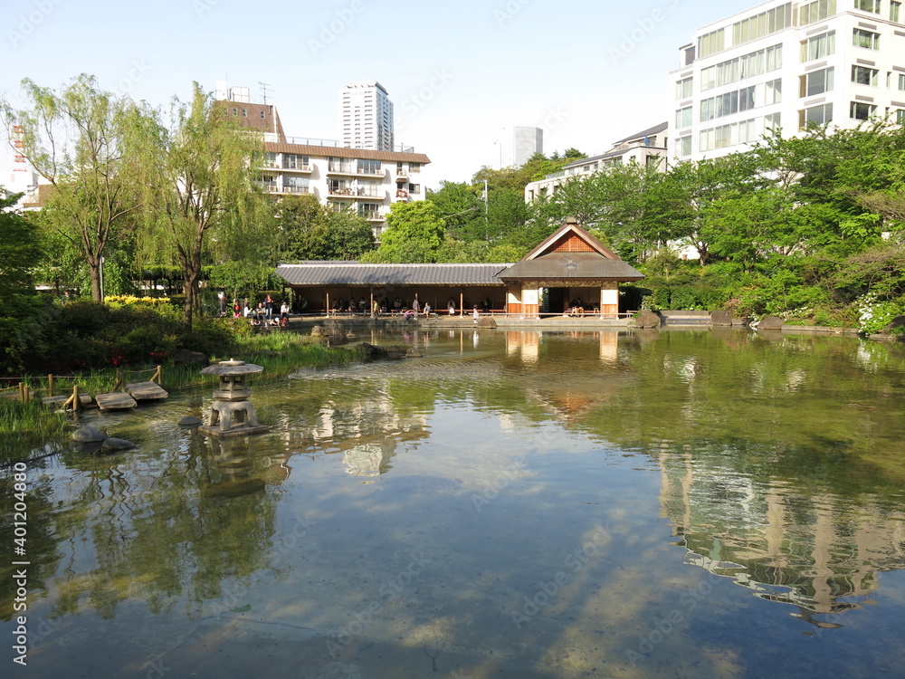 東京都港区の檜町公園（下の池と休憩所）