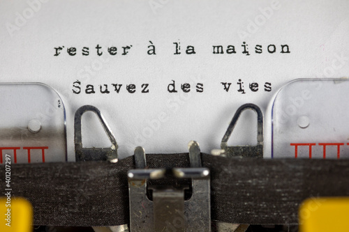 rester à la maison, sauvez des vies (stay at home, save lives) written on an old typewriter photo