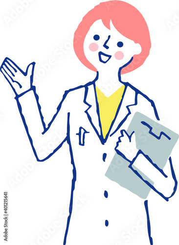 説明する白衣の女性