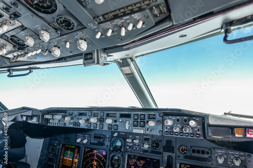 Foto modern passenger airplane cockpit with blue sky in front