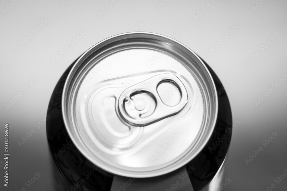 Der Deckel einer Getränkedose aus Aluminium von oben.
Der Deckel einer Getränkedose aus Aluminium von oben.