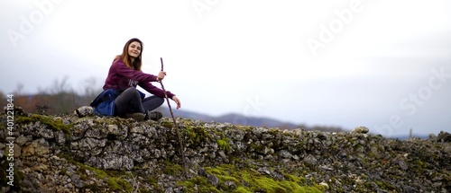Wallpaper Mural Randonnée jeune femme campagne champ - voyage trek marche promenade - berger  Torontodigital.ca