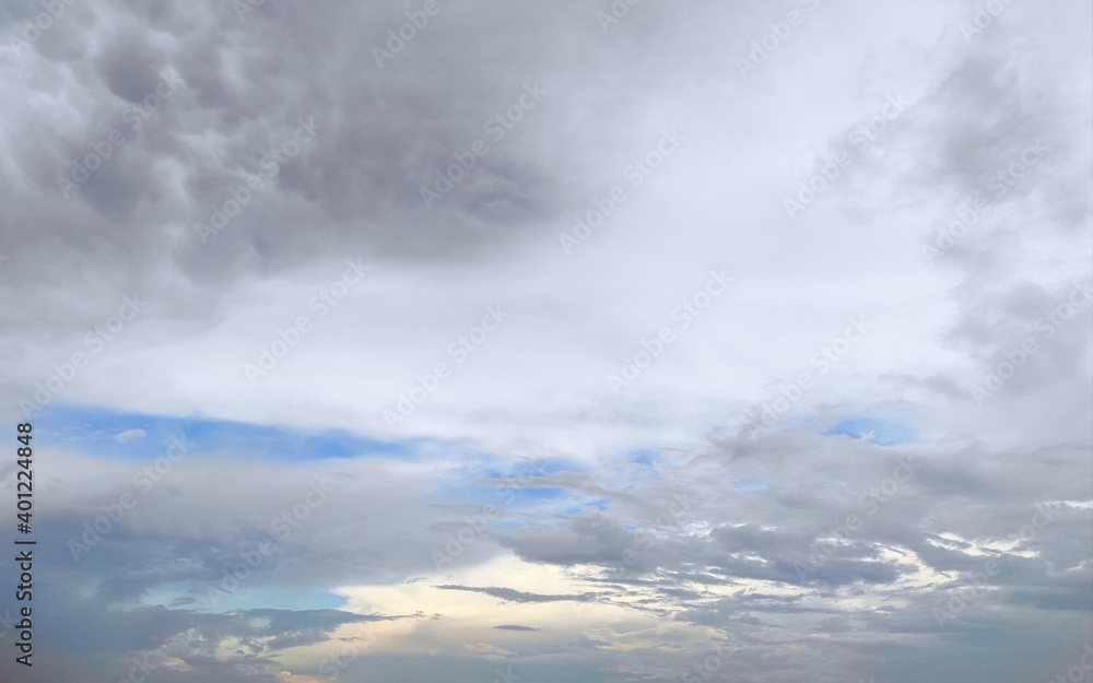Obraz premium The sky was covered in charming clouds