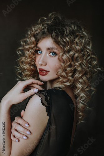 Beautiful woman looking at the camera, curly African hairstyle. Beautiful girl with curly hair.