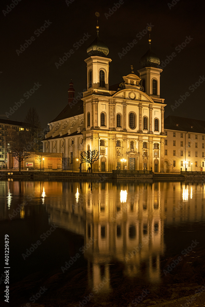 Jesuitenkirche an der Reuss, Nachtaufnahme, Luzern, Schweiz