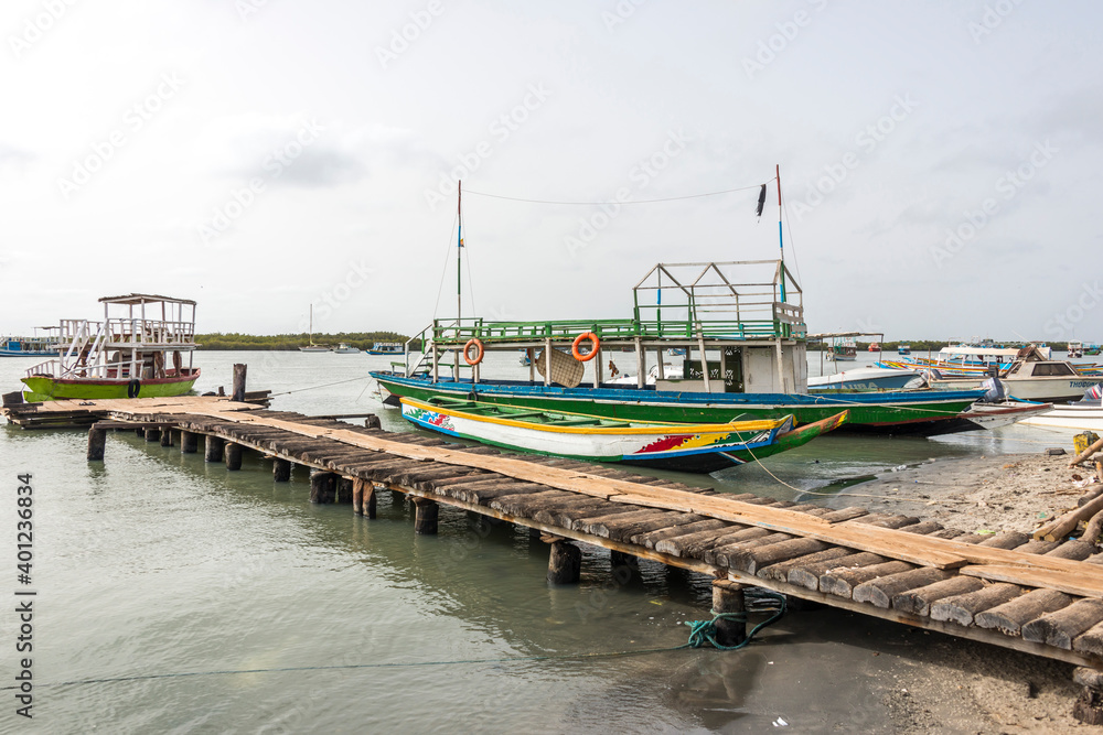 Embarcadero en la marina de Oyster Creek en Gambia