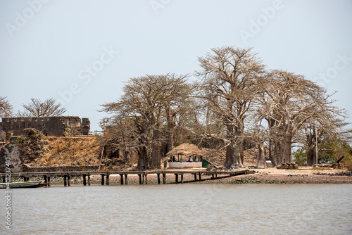 isla y embarcadero en James Island en Gambia