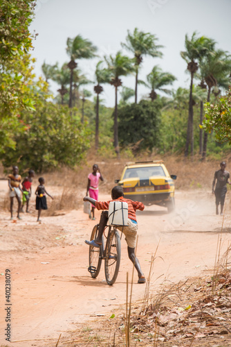 Carreteras de tierra en la zona de Makasutu en Gambia photo