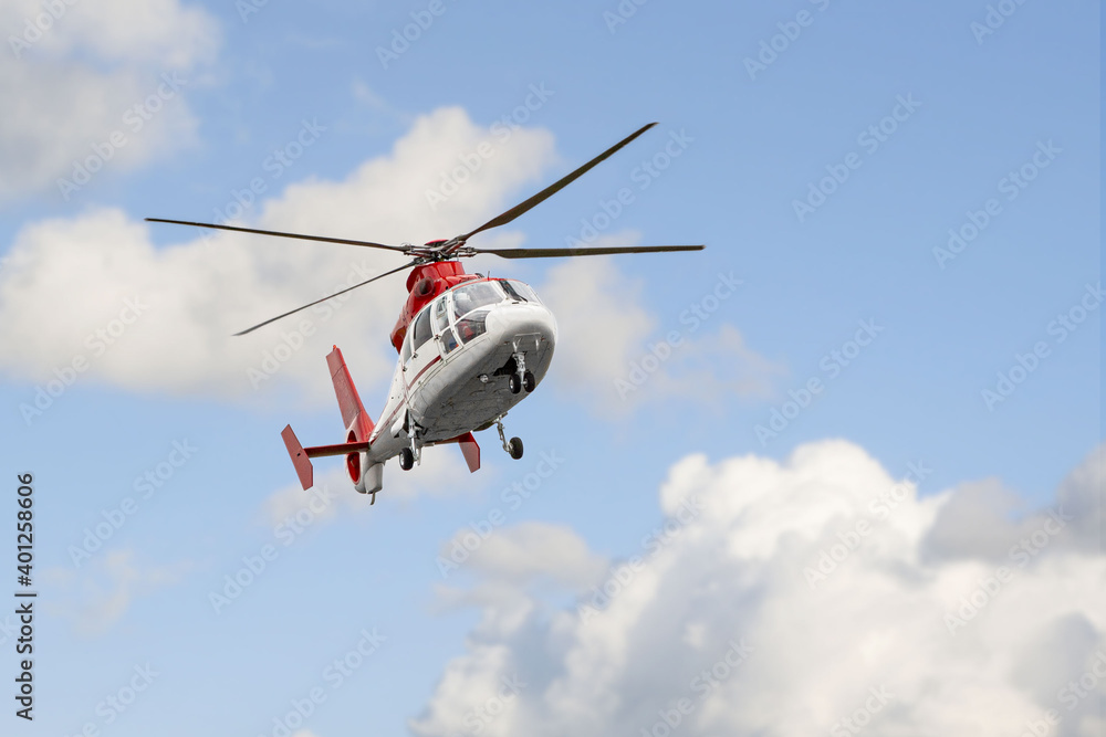 Fototapeta premium Rettungshelikopter im Landeanflug