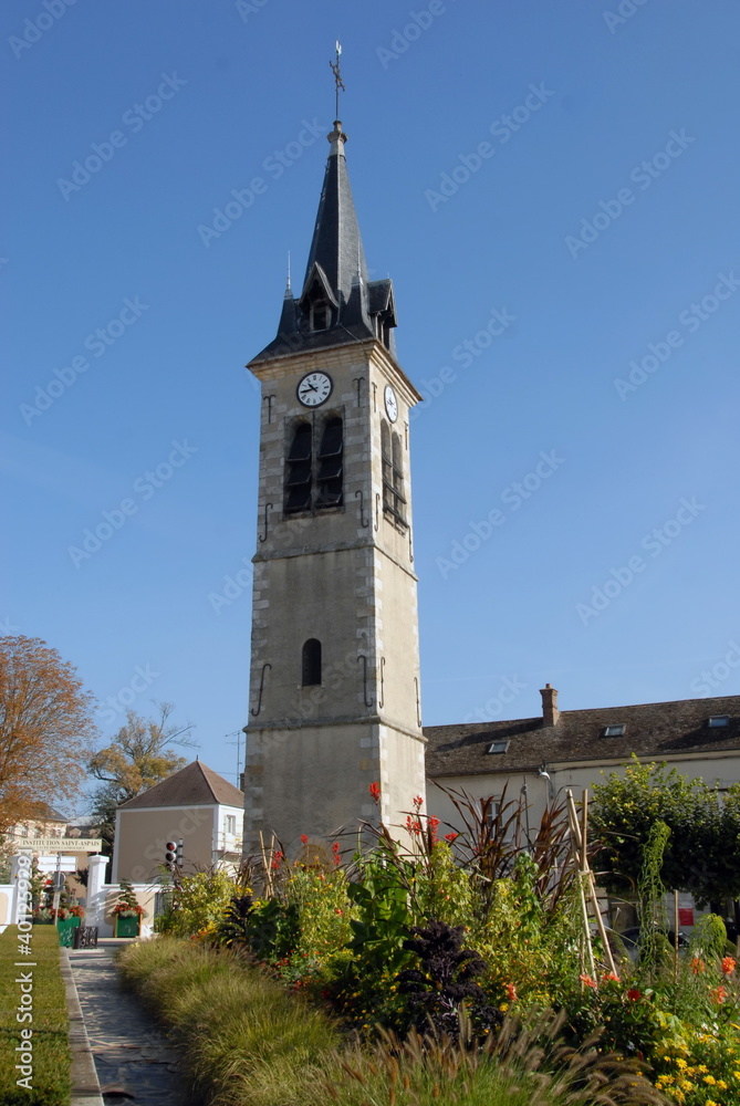 Fototapeta premium Ville de Melun, clocher de l'église et son jardin fleuri, département de Seine-et-Marne, France