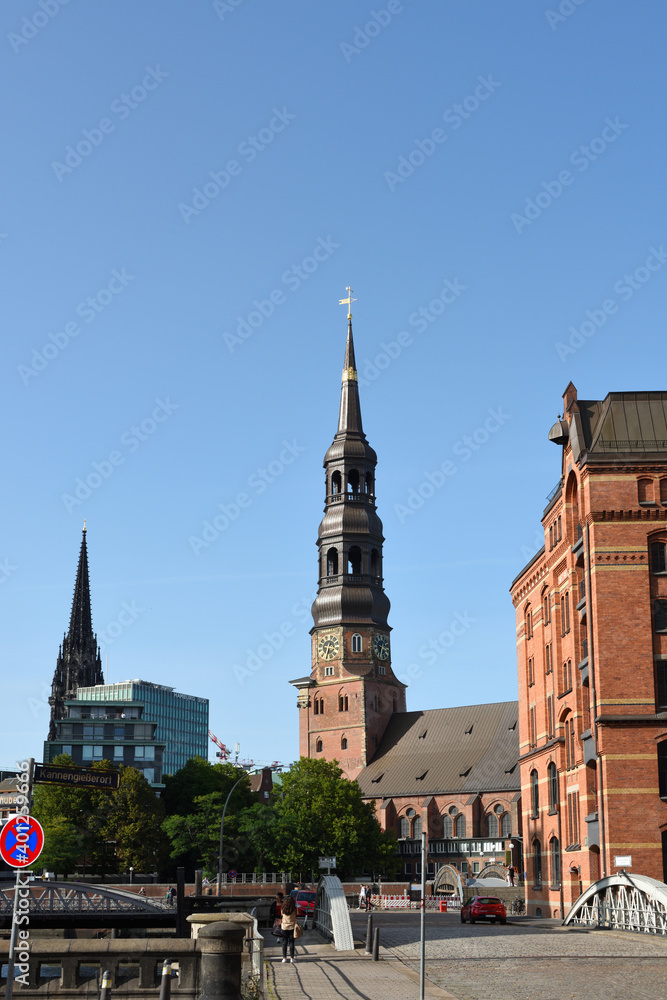 Kannengießer-Brücke und St Katharinen Kirche in hamburger speicherstadt, deutschland