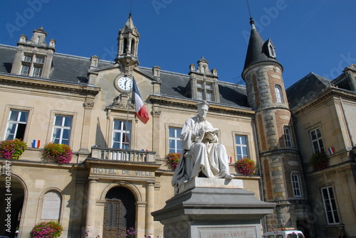 Ville de Melun, statue de Jacques Amyot devant l'Hôtel de Ville, département de Seine-et-Marne, France photo