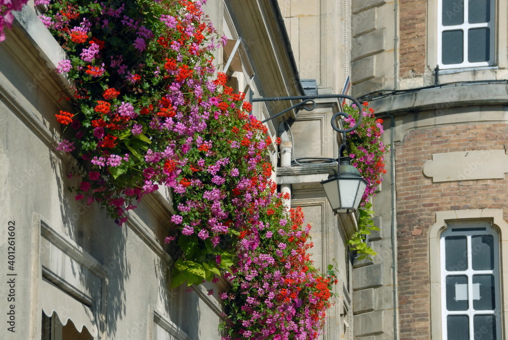 Ville de Melun, façade très fleurie de l'Hôtel de Ville et lanternes, département de Seine-et-Marne, France