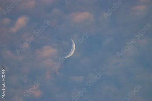 Luna crescente tra le nuvole